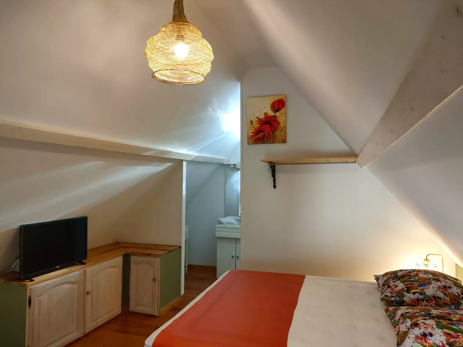 SALLE À MANGER ET SALON DU GÎTE DES HIRONDELLES